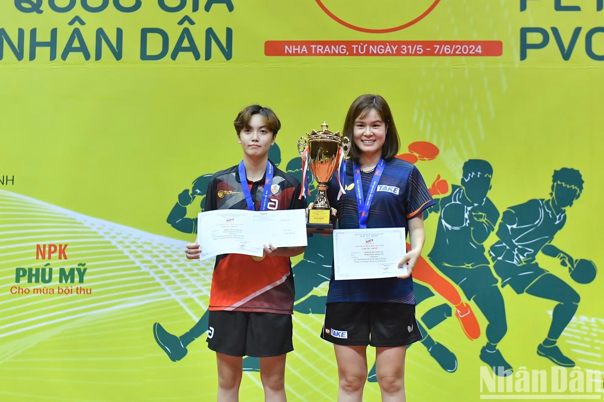 La medalla de oro en la categoría de dobles femeninos se entrega a Tran Mai Ngoc y Nguyen Thi Nga (Policía Popular T&amp;T y Hanói).