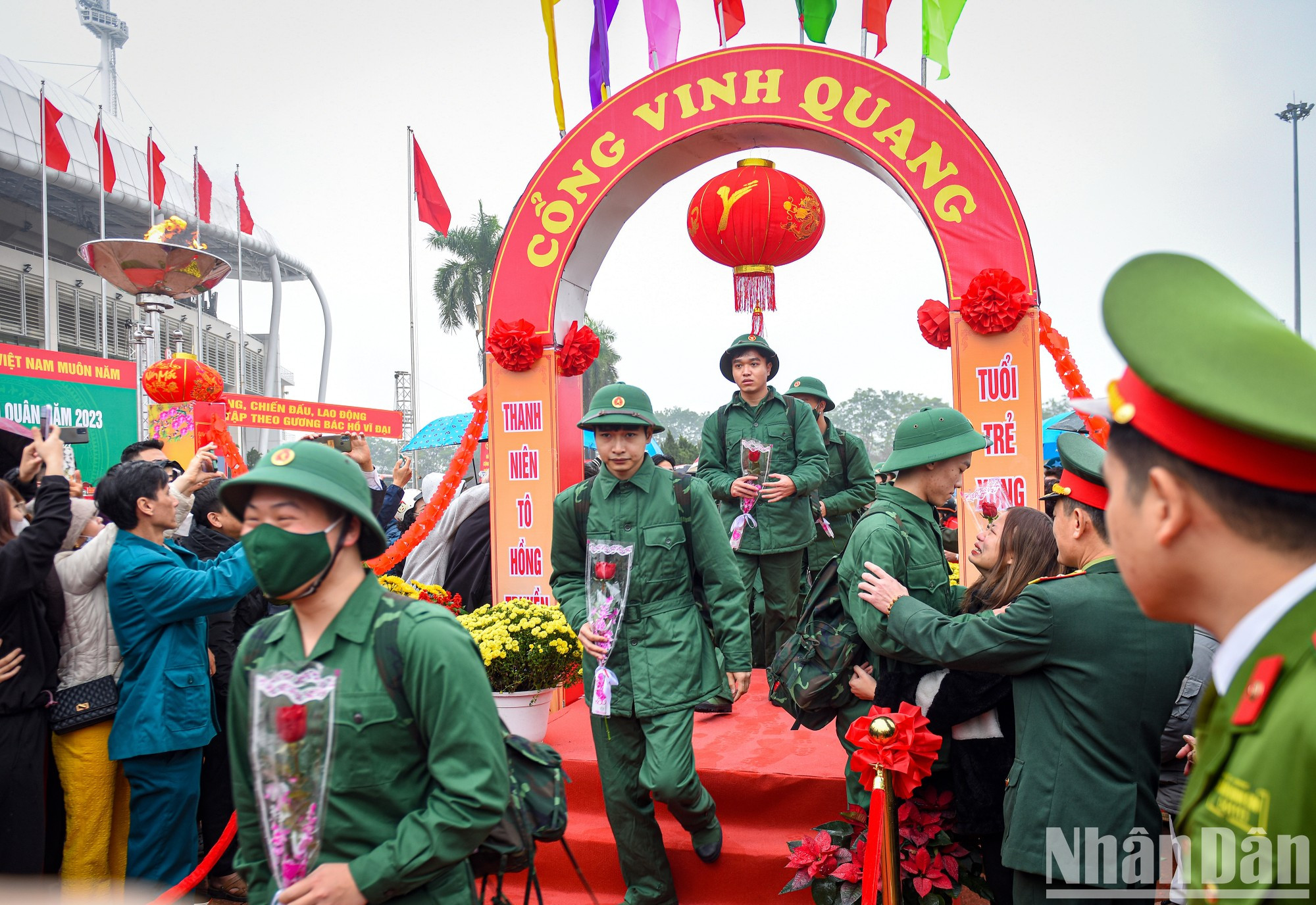 Ramos de flores y abrazos fueron entregados como aliento a los reclutas. Ramos de flores y abrazos fueron entregados como aliento a los reclutas.
