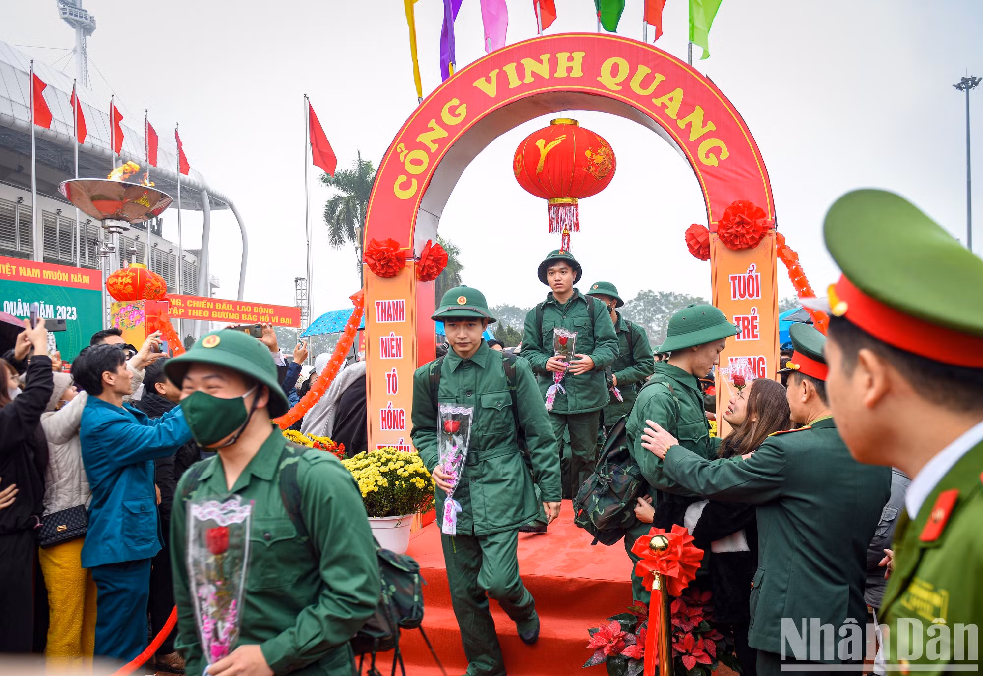 Ramos de flores y abrazos fueron entregados como aliento a los reclutas. Ramos de flores y abrazos fueron entregados como aliento a los reclutas.
