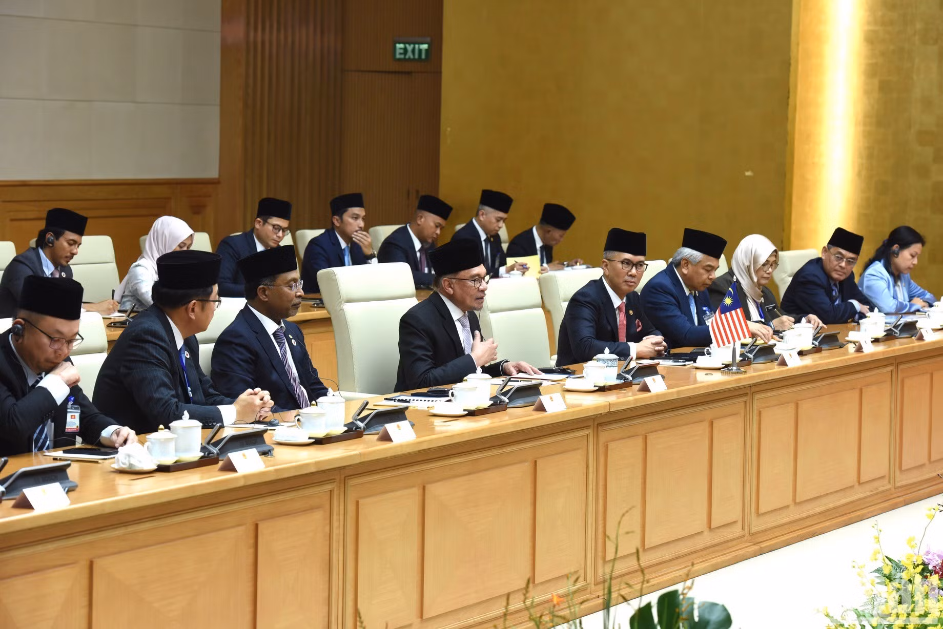 Anwar Ibrahim y miembros de la delegación de alto nivel de Malasia.