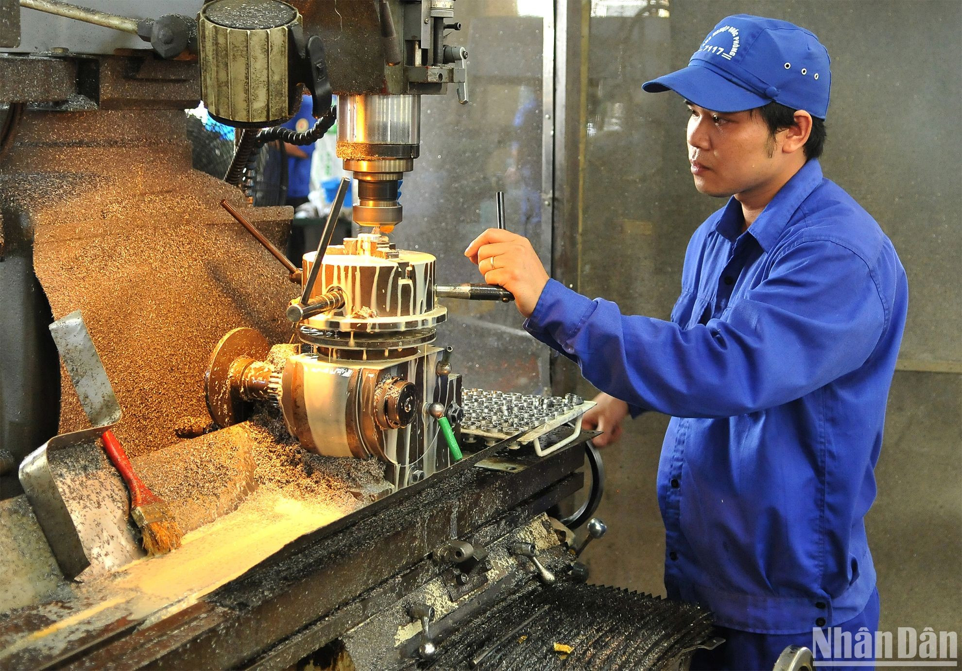 Obreros en un taller mecánico. Obreros en un taller mecánico.