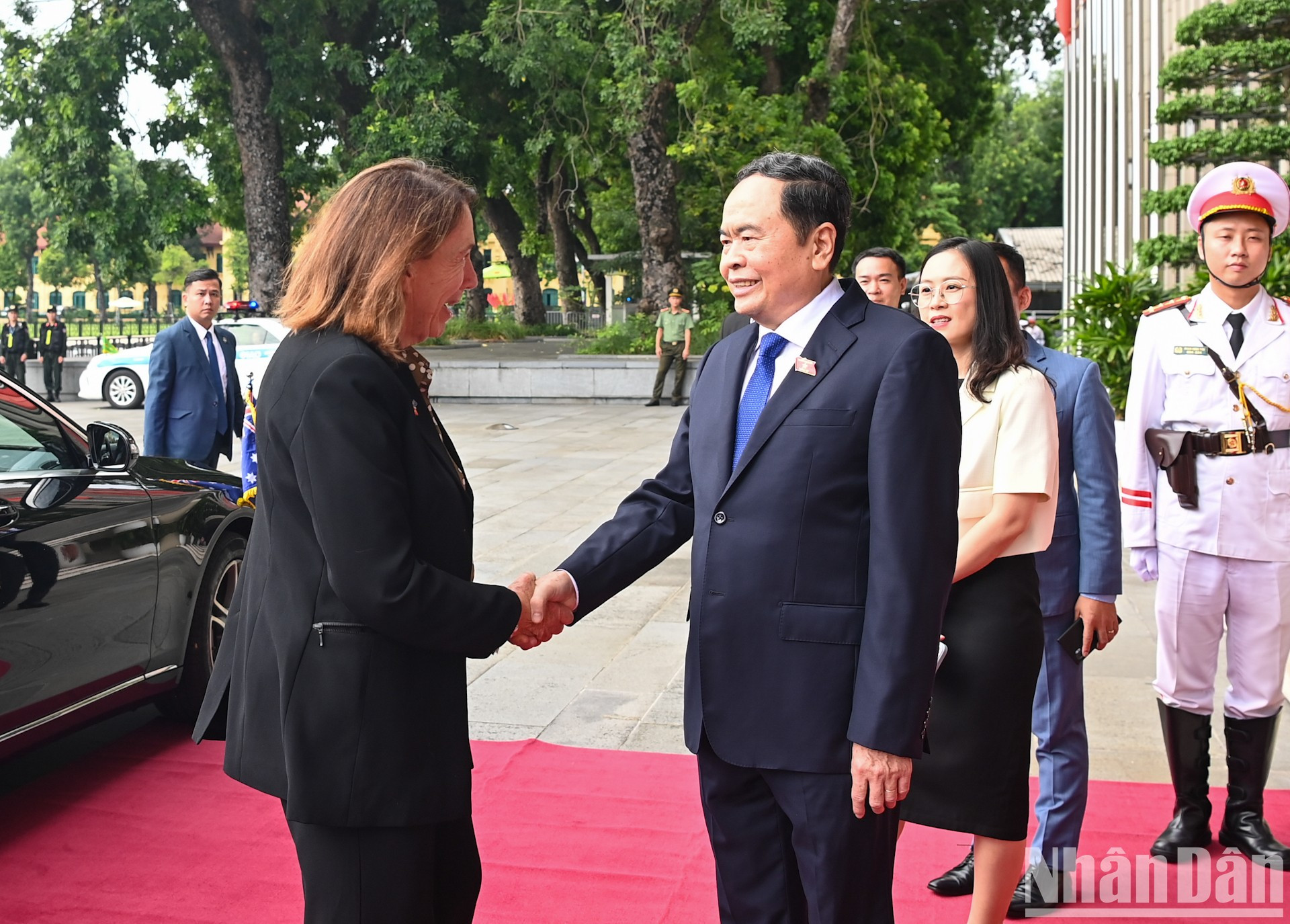 El presidente de la Asamblea Nacional de Vietnam, Tran Thanh Man, da la bienvenida a la titular del Senado australiano, Sue Lines. El presidente de la Asamblea Nacional de Vietnam, Tran Thanh Man, da la bienvenida a la titular del Senado australiano, Sue Lines.