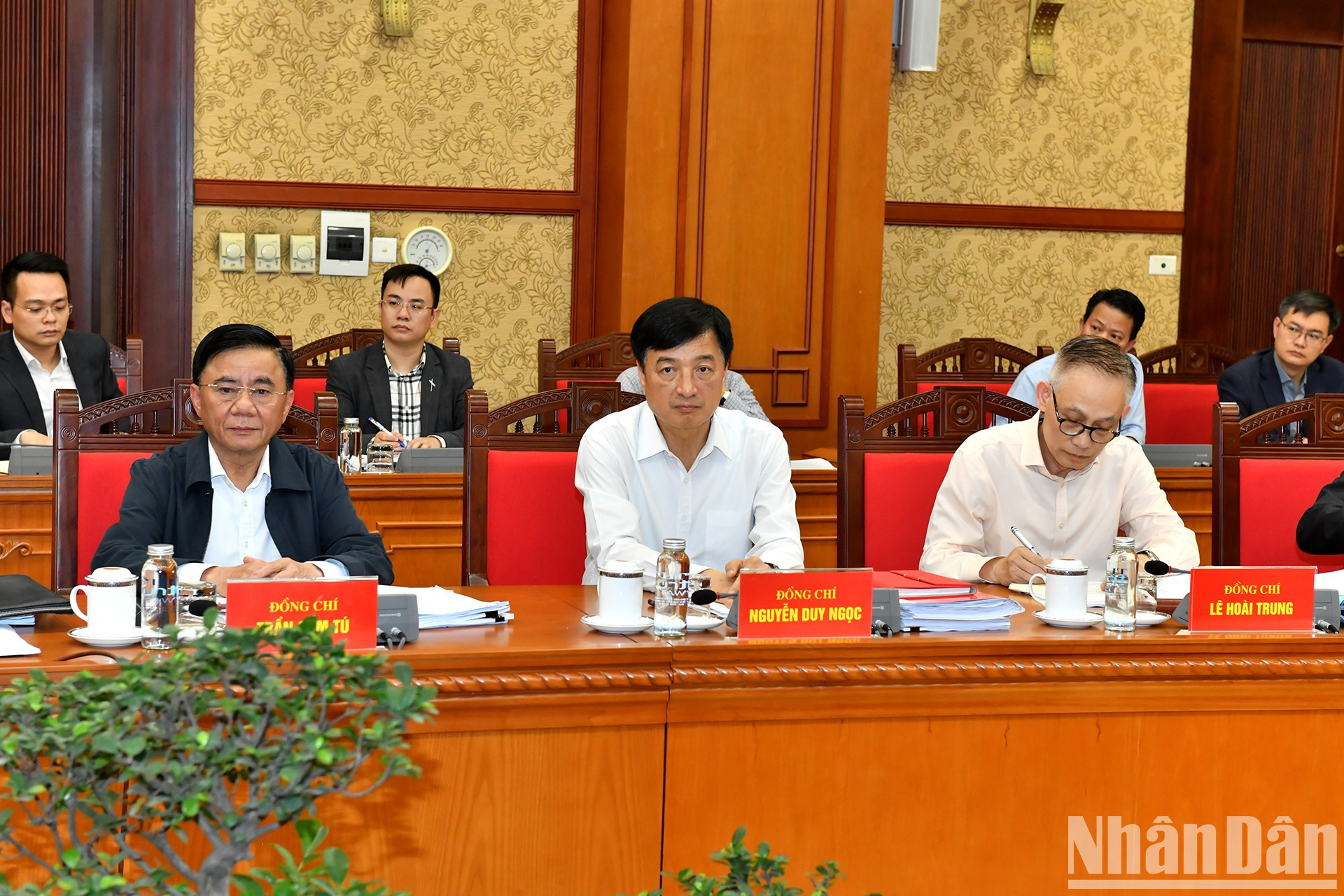 Asistentes a la reunión. Asistentes a la reunión.