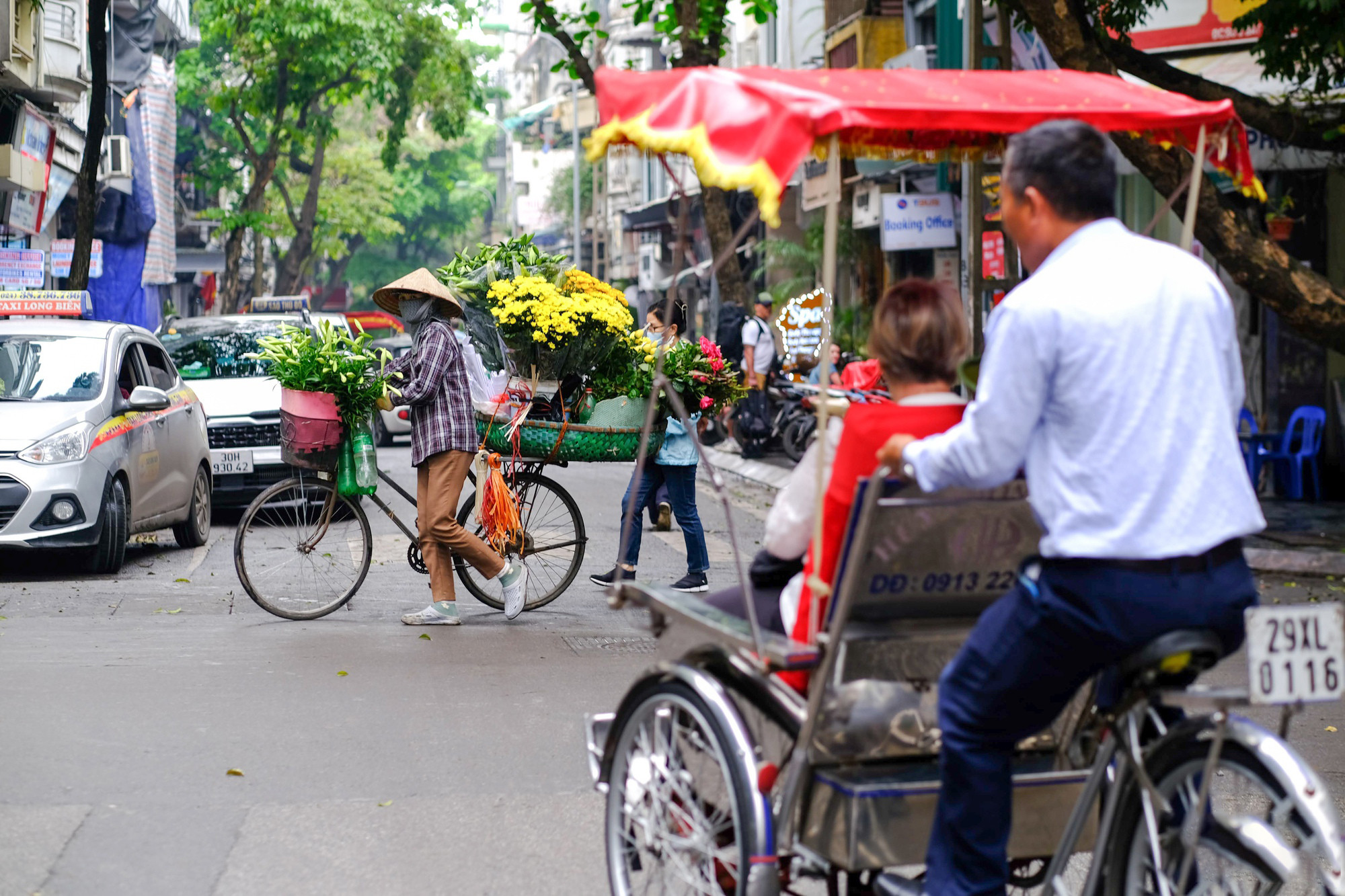 A los turistas extranjeros les llaman mucho la atención las bicicletas de flores en el casco antiguo. A los turistas extranjeros les llaman mucho la atención las bicicletas de flores en el casco antiguo.