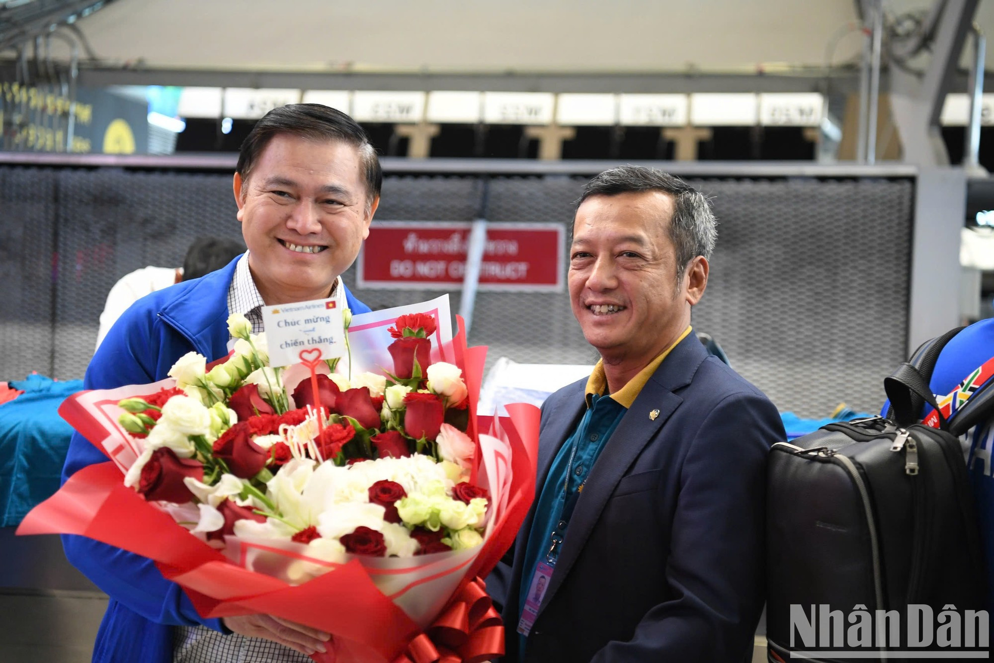 El vicepresidente de la Federación de Fútbol de Vietnam Phan Anh Tu recibe flores de felicitación. El vicepresidente de la Federación de Fútbol de Vietnam Phan Anh Tu recibe flores de felicitación.