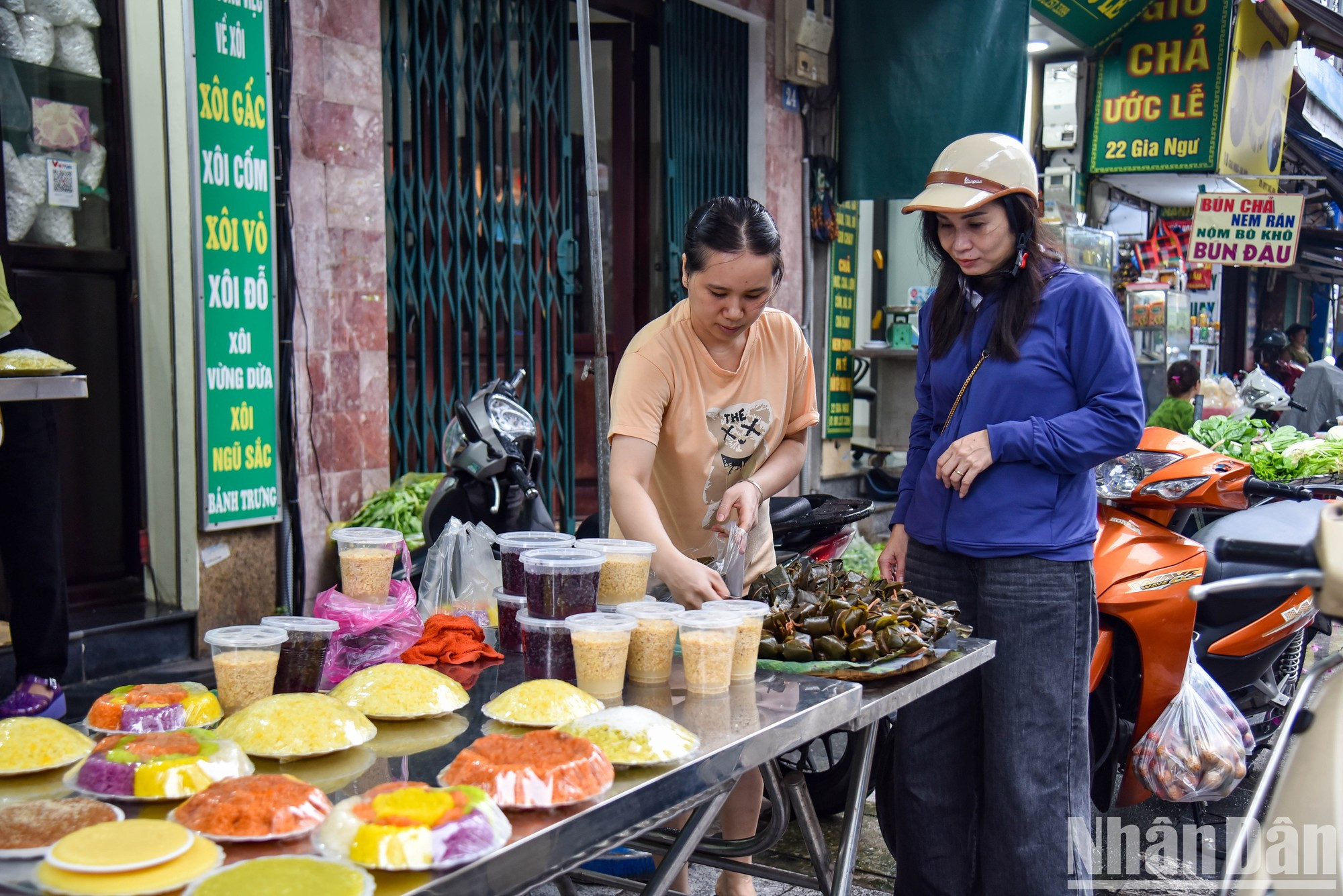 A las ocho de la mañana, cuando dejó de llover, el mercado está abarrotado de compradores. A las ocho de la mañana, cuando dejó de llover, el mercado está abarrotado de compradores.