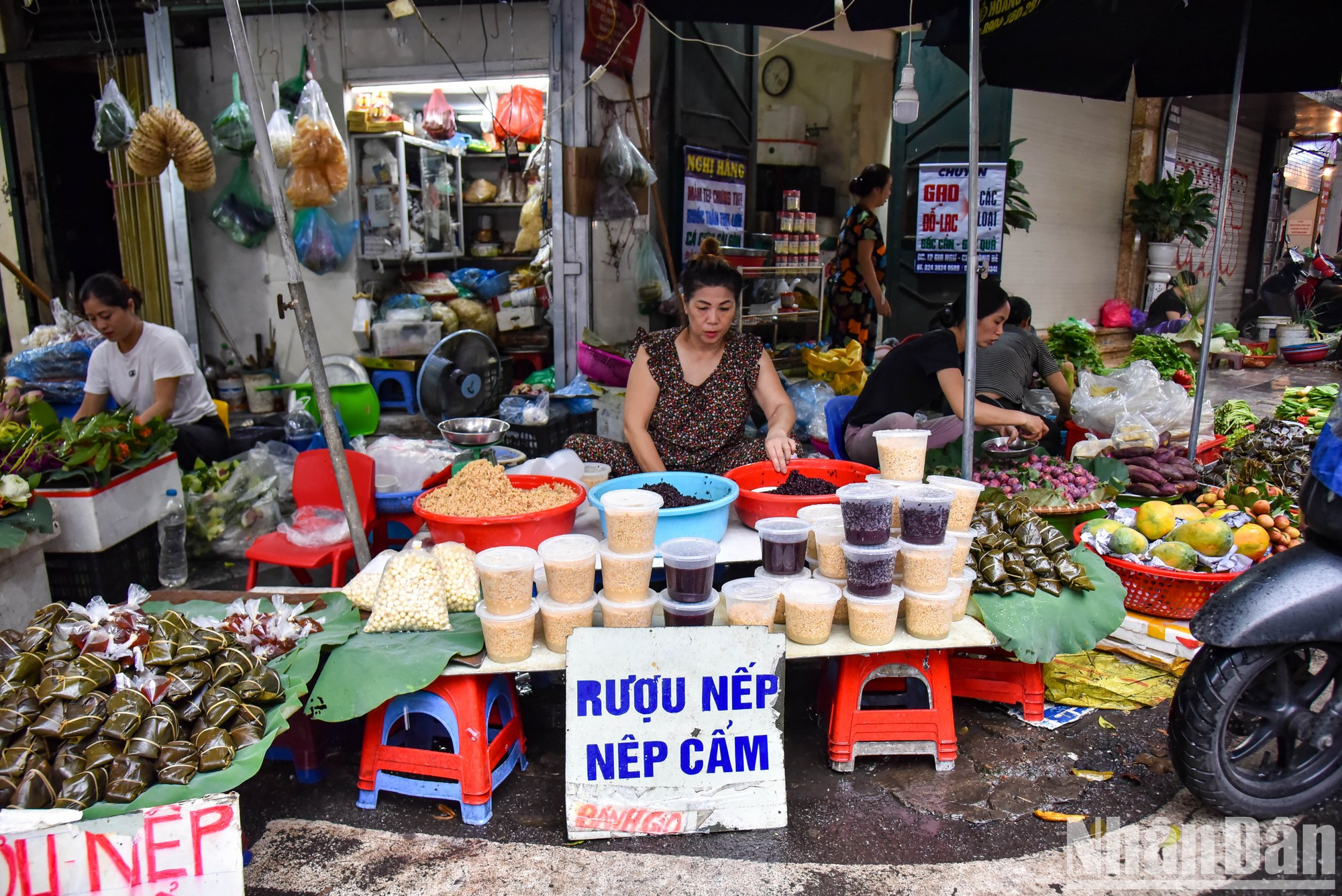Siguiendo las tradiciones del pueblo vietnamita, el quinto día del quinto mes lunar la población prepara una bandeja de ofrendas con frutas, ruou nep y pastel gio, entre otros artículos, para eliminar insectos que dañan los cultivos y prevenir enfermedades en el cuerpo. Siguiendo las tradiciones del pueblo vietnamita, el quinto día del quinto mes lunar la población prepara una bandeja de ofrendas con frutas, ruou nep y pastel gio, entre otros artículos, para eliminar insectos que dañan los cultivos y prevenir enfermedades en el cuerpo.
