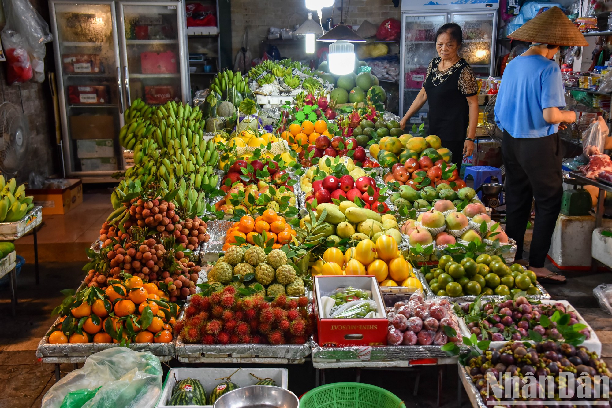 También se venden desde temprano en el mercado diversos tipos de frutas. También se venden desde temprano en el mercado diversos tipos de frutas.