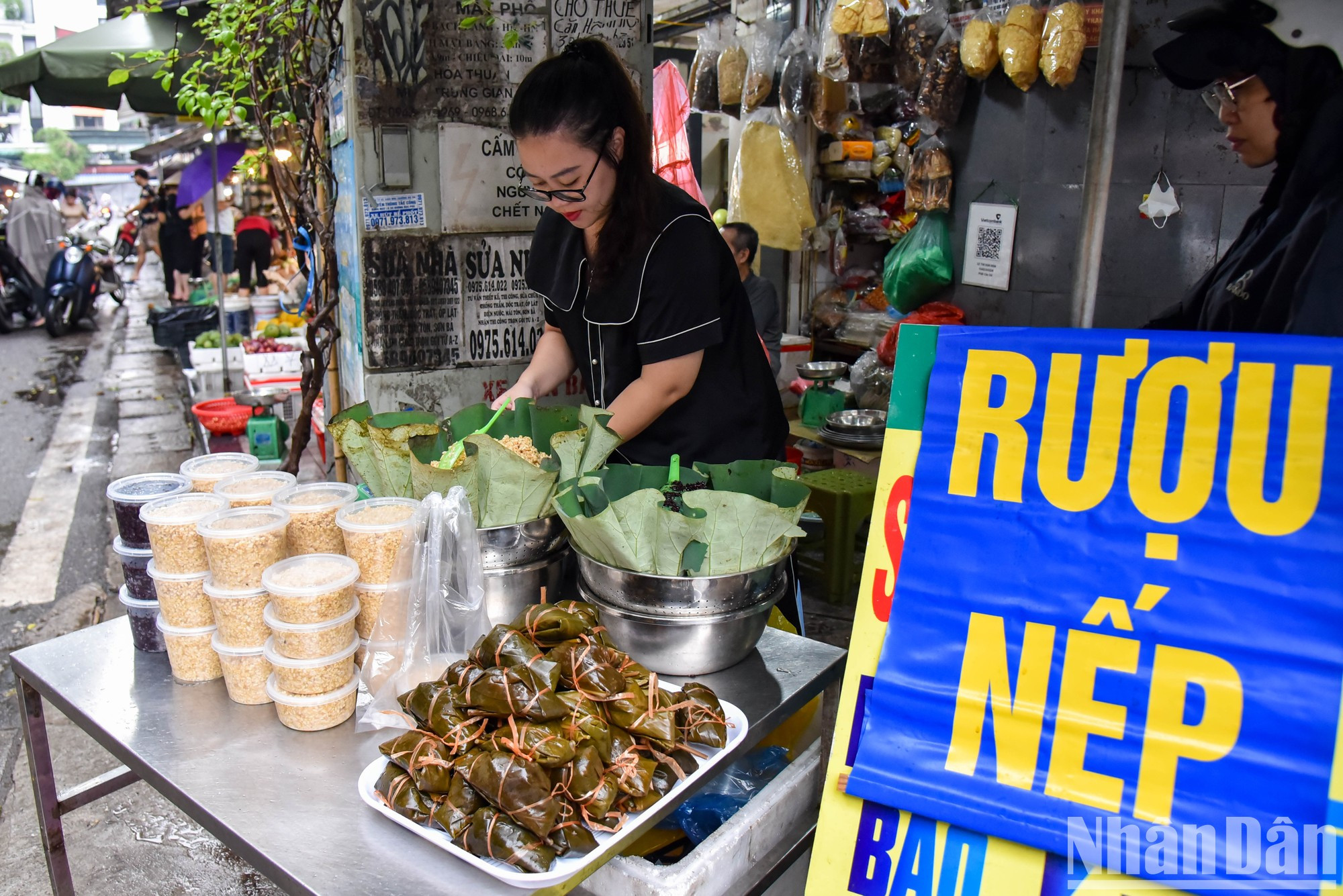 Desde primera hora de la mañana, en el mercado de Hang Be, en el distrito de Hoan Kiem, los comerciantes prepararon artículos para el Tet Doan Ngo como el ruou nep y pastel gio (de arroz glutinoso) y frutas. Desde primera hora de la mañana, en el mercado de Hang Be, en el distrito de Hoan Kiem, los comerciantes prepararon artículos para el Tet Doan Ngo como el ruou nep y pastel gio (de arroz glutinoso) y frutas.