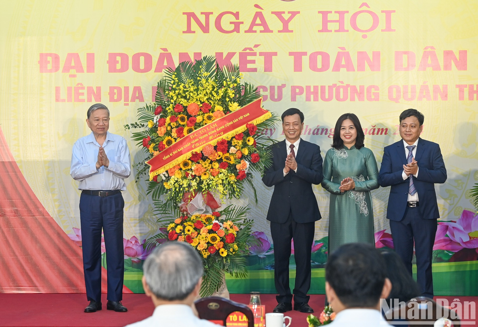 To Lam entrega flores para felicitar el Festival de la Gran Unidad Nacional en Quan Thanh.
