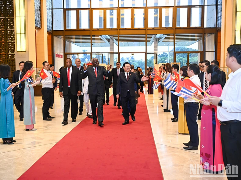 El personal de la Oficina de la Asamblea Nacional de Vietnam da la bienvenida al visitante cubano. El personal de la Oficina de la Asamblea Nacional de Vietnam da la bienvenida al visitante cubano.