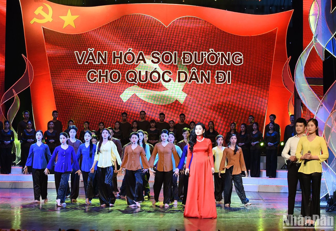 El programa consta de tres capítulos. El primero se titula “La cultura ilumina el camino a seguir por la nación”.