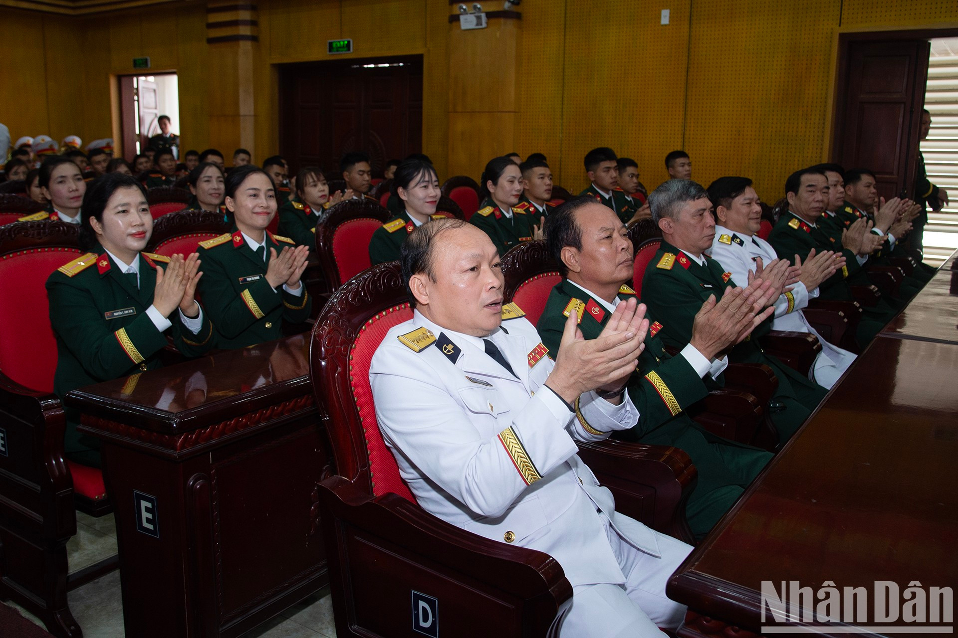 Asistentes a la reunión. Asistentes a la reunión.