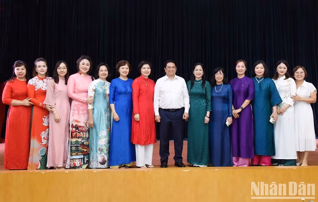 El primer ministro Pham Minh Chinh y mujeres periodistas.