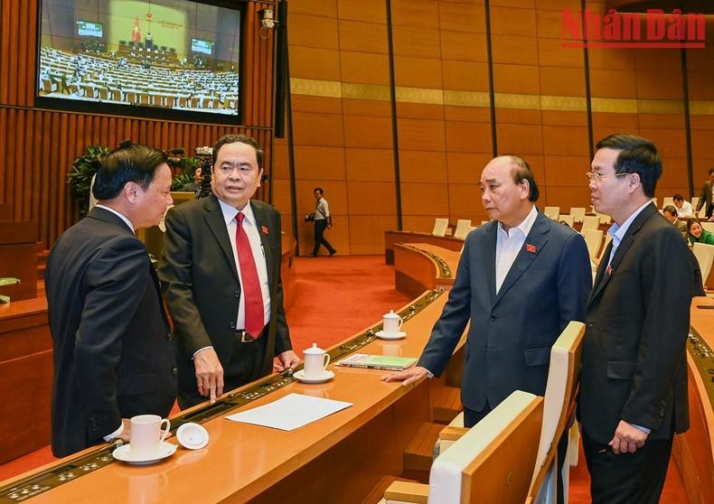 El presidente Nguyen Xuan Phuc, el miembro permanente del Secretariado del Partido Comunista de Vietnam (PCV), Vo Van Thuong y los vicepresidentes legislativos Tran Thanh Man y Nguyen Khac Dinh intercambian opiniones. El presidente Nguyen Xuan Phuc, el miembro permanente del Secretariado del Partido Comunista de Vietnam (PCV), Vo Van Thuong y los vicepresidentes legislativos Tran Thanh Man y Nguyen Khac Dinh intercambian opiniones.