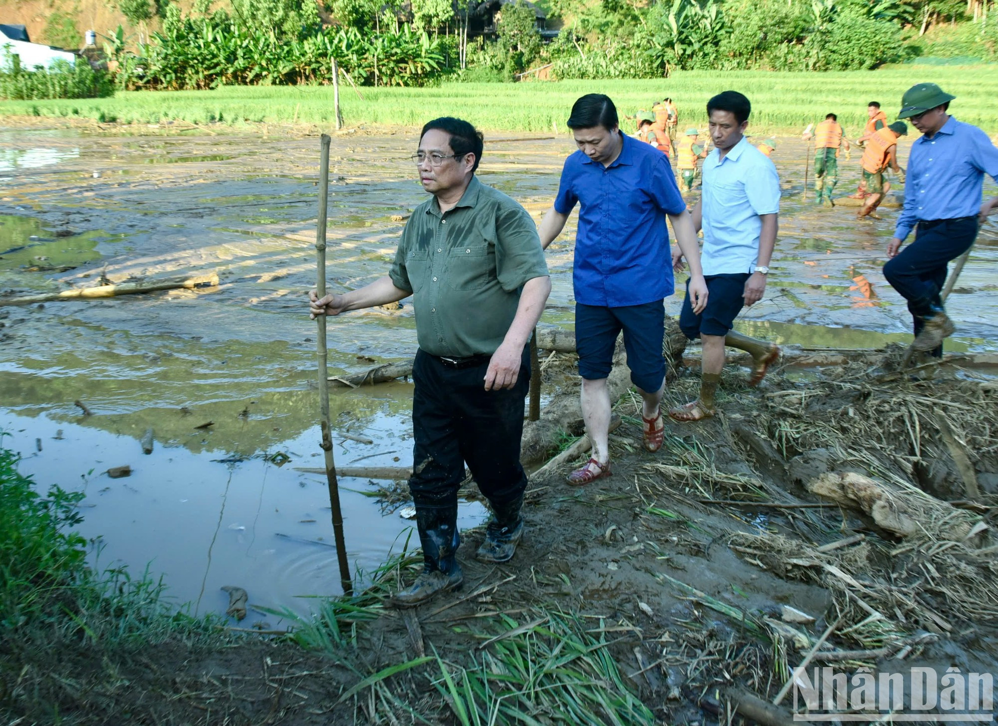 El primer ministro Pham Minh Chinh inspecciona y dirige la búsqueda de víctimas desaparecidas debido a los deslizamientos de tierra en Lang Nu.