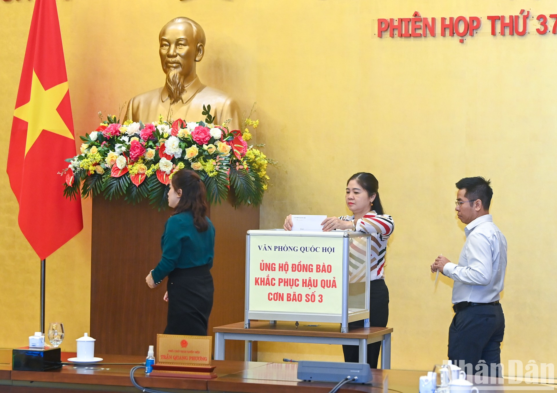 Los delegados donan para apoyar a las personas afectadas por la tormenta. Los delegados donan para apoyar a las personas afectadas por la tormenta.