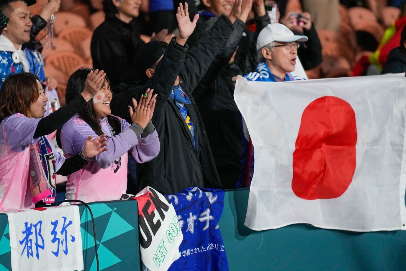 Fanáticos japoneses, satisfechos tras una contundente victoria de 5-0 sobre Zambia. (Foto: AP) Fanáticos japoneses, satisfechos tras una contundente victoria de 5-0 sobre Zambia. (Foto: AP)