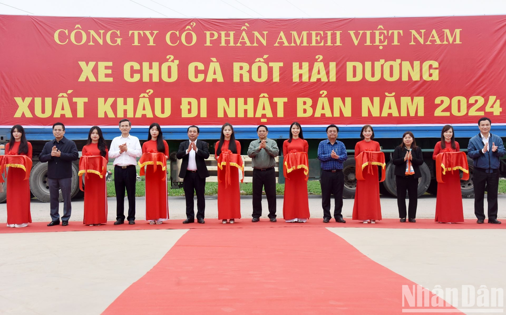 Minh Chinh corta la cinta para celebrar el primer envío de exportación de zanahorias en el año nuevo en la comuna de Duc Chinh, distrito de Cam Giang.