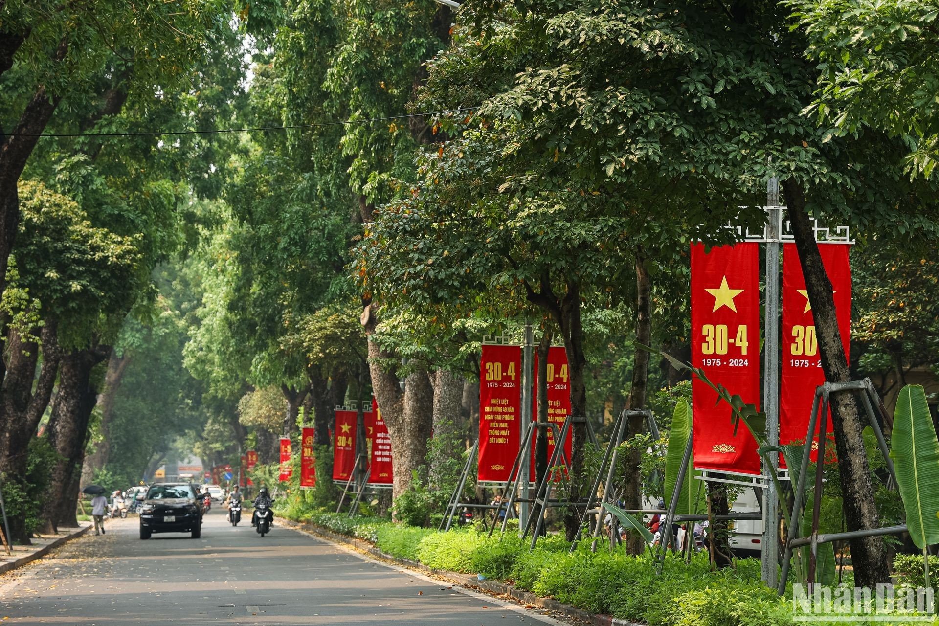 La calle de Hoang Dieu engalanada con el rojo de las pancartas y letreros en saludo al 49 aniversario de la liberación del Sur y reunificación nacional. La calle de Hoang Dieu engalanada con el rojo de las pancartas y letreros en saludo al 49 aniversario de la liberación del Sur y reunificación nacional.