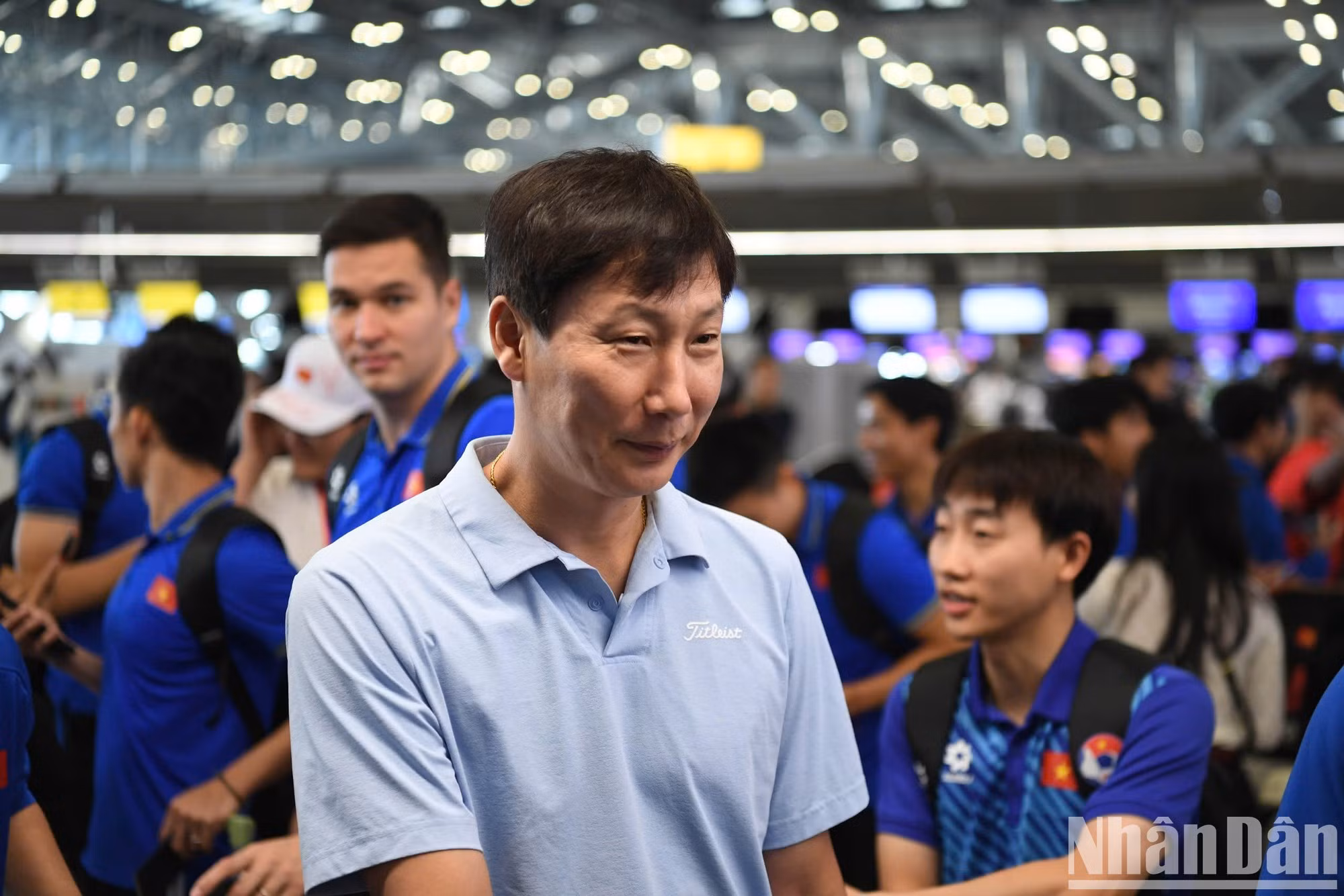 El entrenador Kim Sang-sik en el aeródromo.