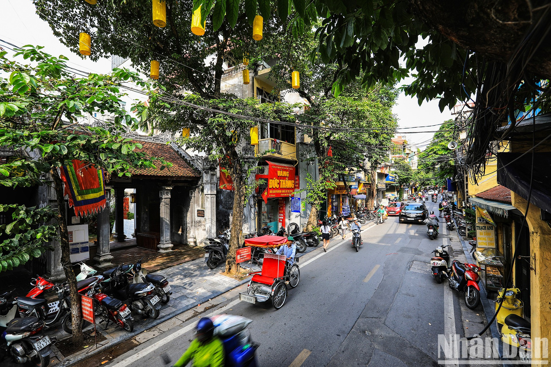 La calle Hang Bac, otrora especializada en la comercialización de plata, estaba considerada la más rica de la ciudadela de Thang Long. Al paso de los siglos, aún conserva muchas de sus características arquitectónicas y el estilo de vida de un pueblo de oficios tradicionales. La calle Hang Bac, otrora especializada en la comercialización de plata, estaba considerada la más rica de la ciudadela de Thang Long. Al paso de los siglos, aún conserva muchas de sus características arquitectónicas y el estilo de vida de un pueblo de oficios tradicionales.