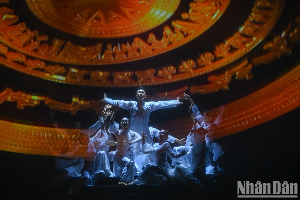 La actuación artística abre el programa.