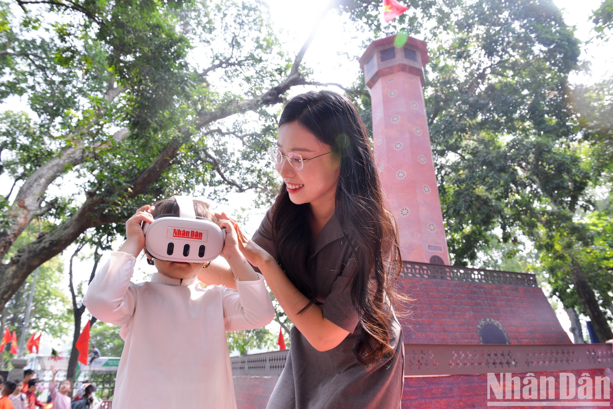 Los estudiantes usan gafas de realidad aumentada (AR) mirando imágenes en 3D sobre Hanói.