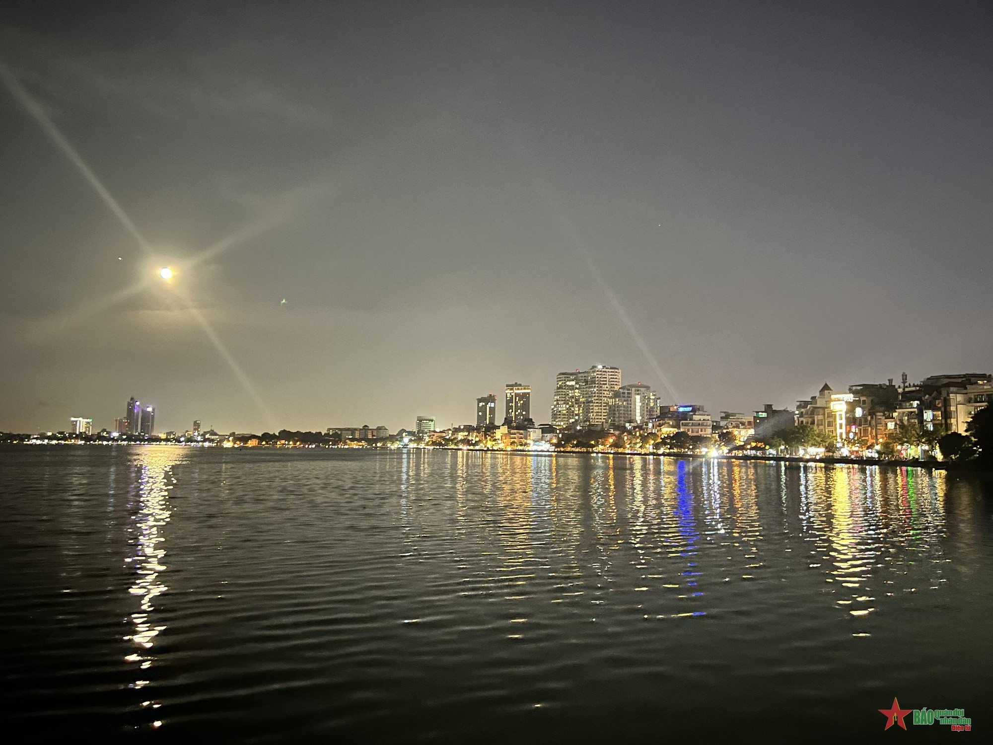 La noche pone en el lago Oeste los colores brillantes de las luces. La noche pone en el lago Oeste los colores brillantes de las luces.