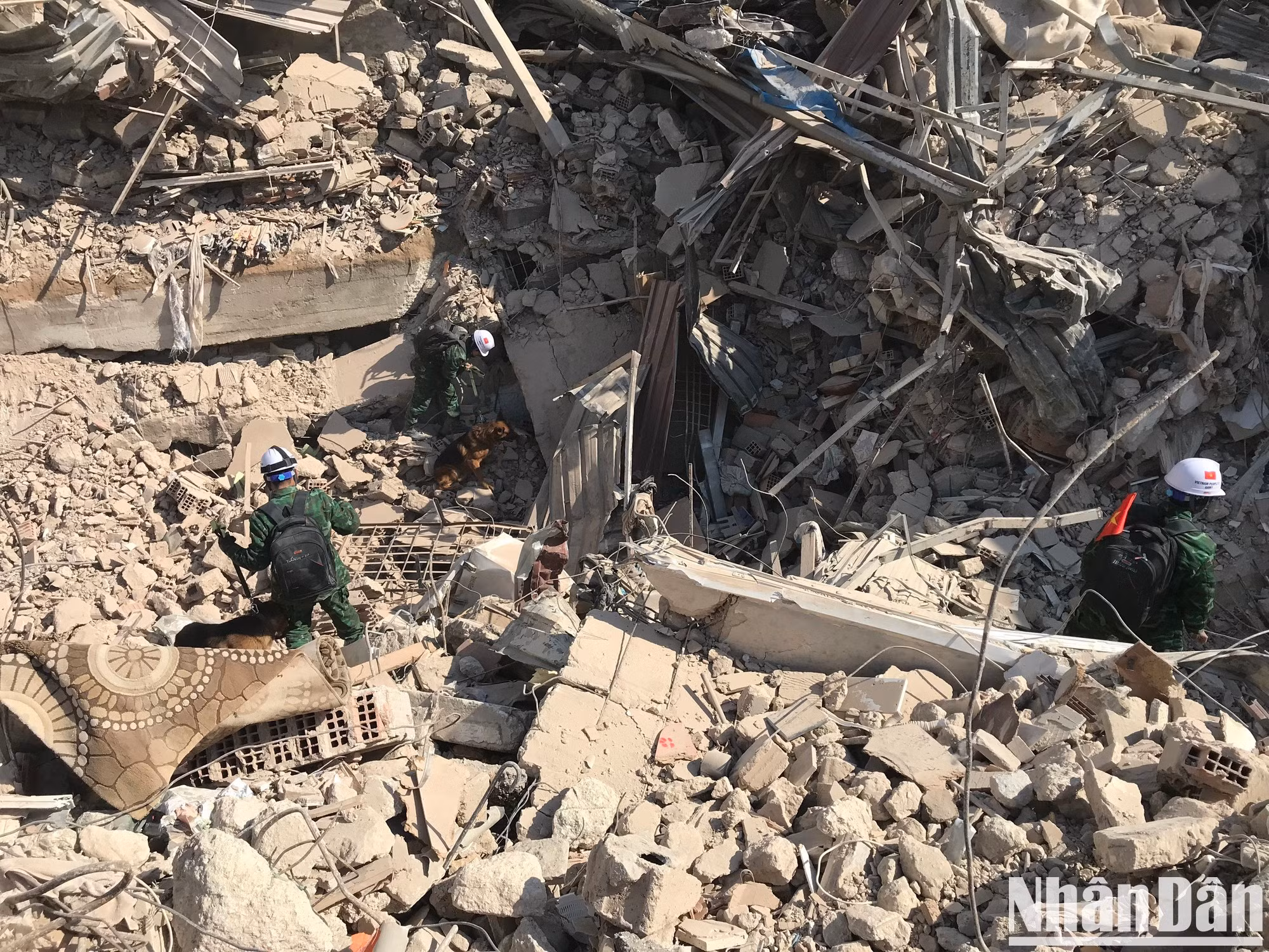 Extrajeron cuerpos sin vida de 36 víctimas entre los escombros. Extrajeron cuerpos sin vida de 36 víctimas entre los escombros.