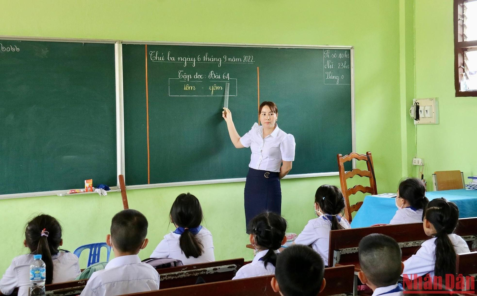 Hoy, la clase 3B estudia la lección 64. Hoy, la clase 3B estudia la lección 64.
