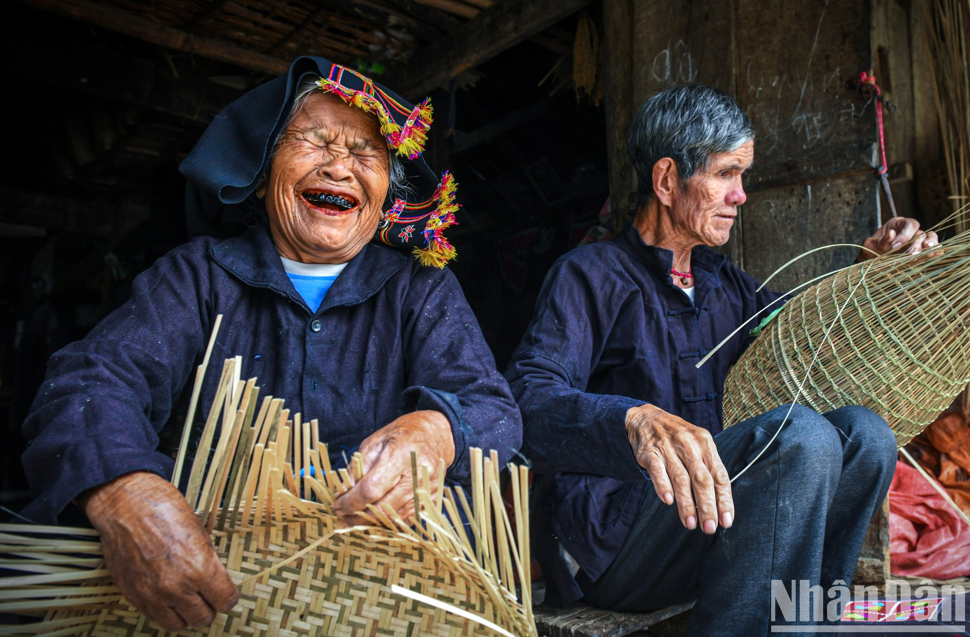 Sonrisa feliz de una anciana de la etnia Khang. Sonrisa feliz de una anciana de la etnia Khang.