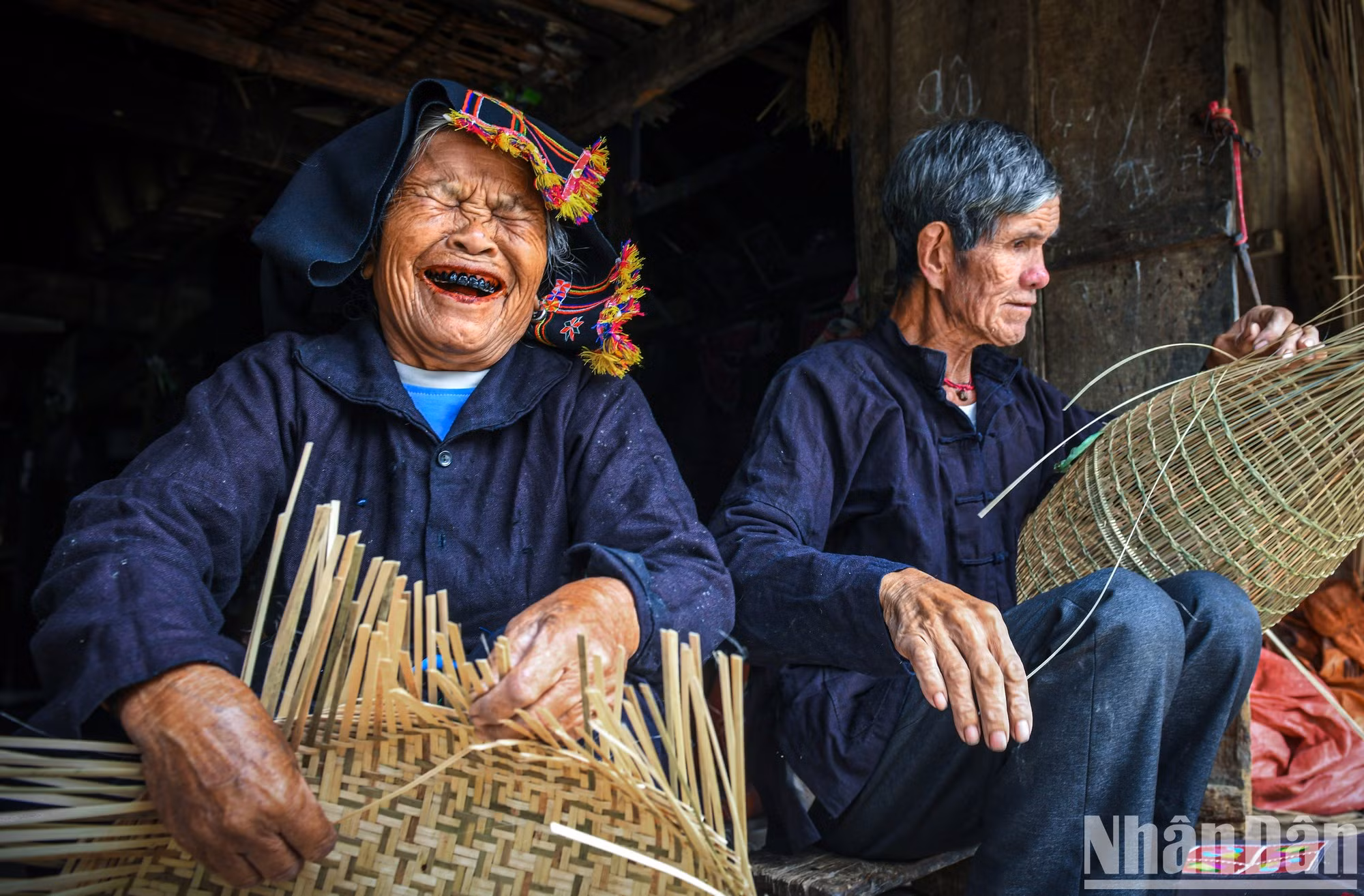 Sonrisa feliz de una anciana de la etnia Khang.