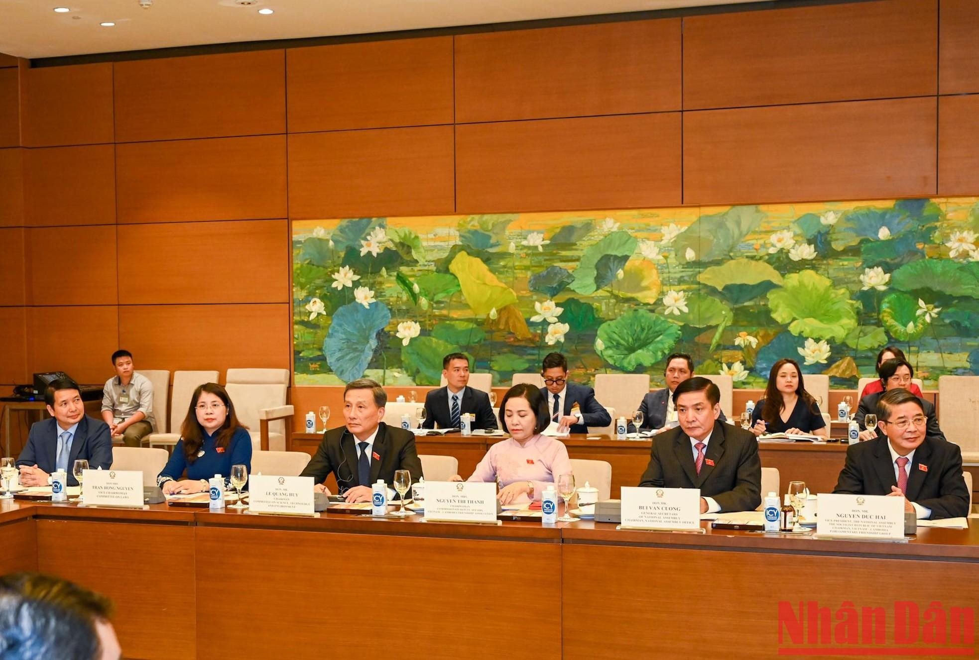 Los delegados vietnamitas asisten a la reunión.