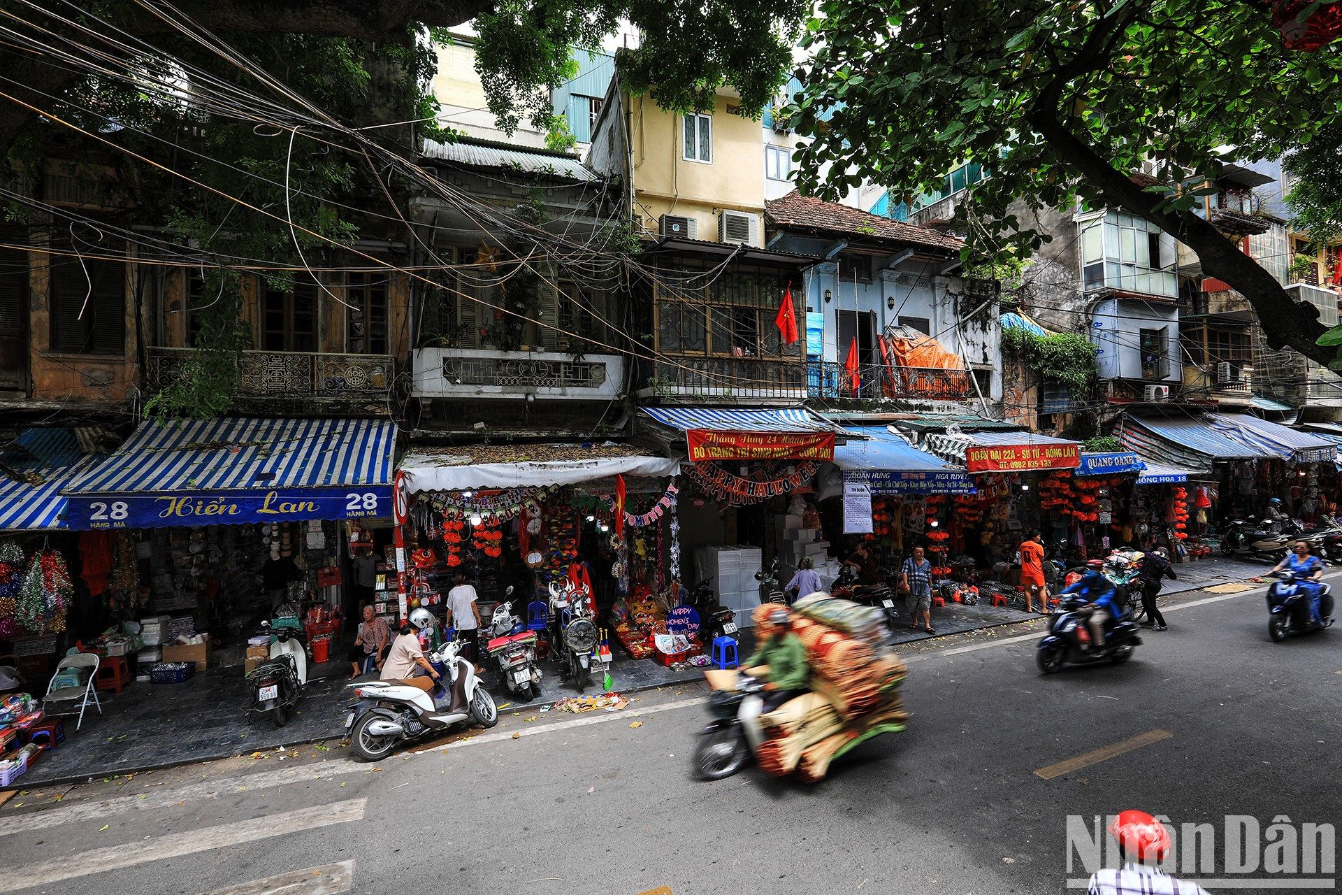 La calle Hang Ma con la belleza moderna y antigua entrelazadas. La calle Hang Ma con la belleza moderna y antigua entrelazadas.