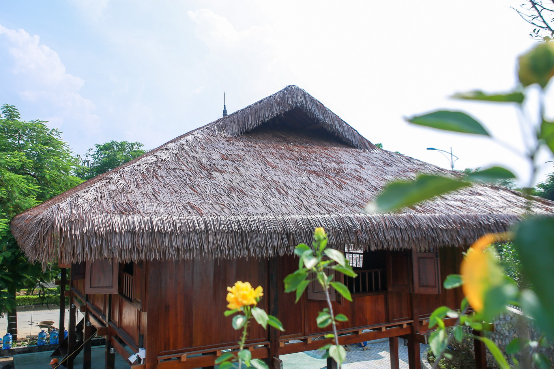 El Cuartel General del Viet Minh (Liga para la independencia de Vietnam, alianza entre el Partido Comunista Indochino y grupos nacionalistas) es reconstruido según la arquitectura tradicional de los palafitos. El Cuartel General del Viet Minh (Liga para la independencia de Vietnam, alianza entre el Partido Comunista Indochino y grupos nacionalistas) es reconstruido según la arquitectura tradicional de los palafitos.