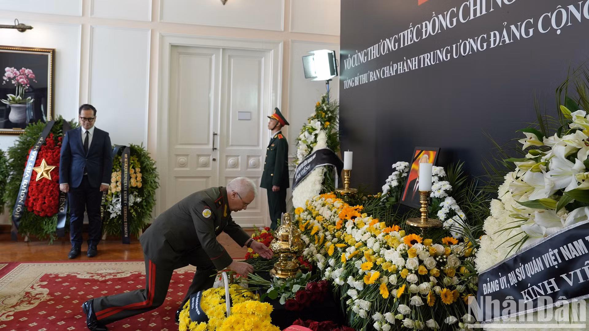 El representante del Ministerio de Defensa de Rusia rinde homenaje al secretario general Nguyen Phu Trong.