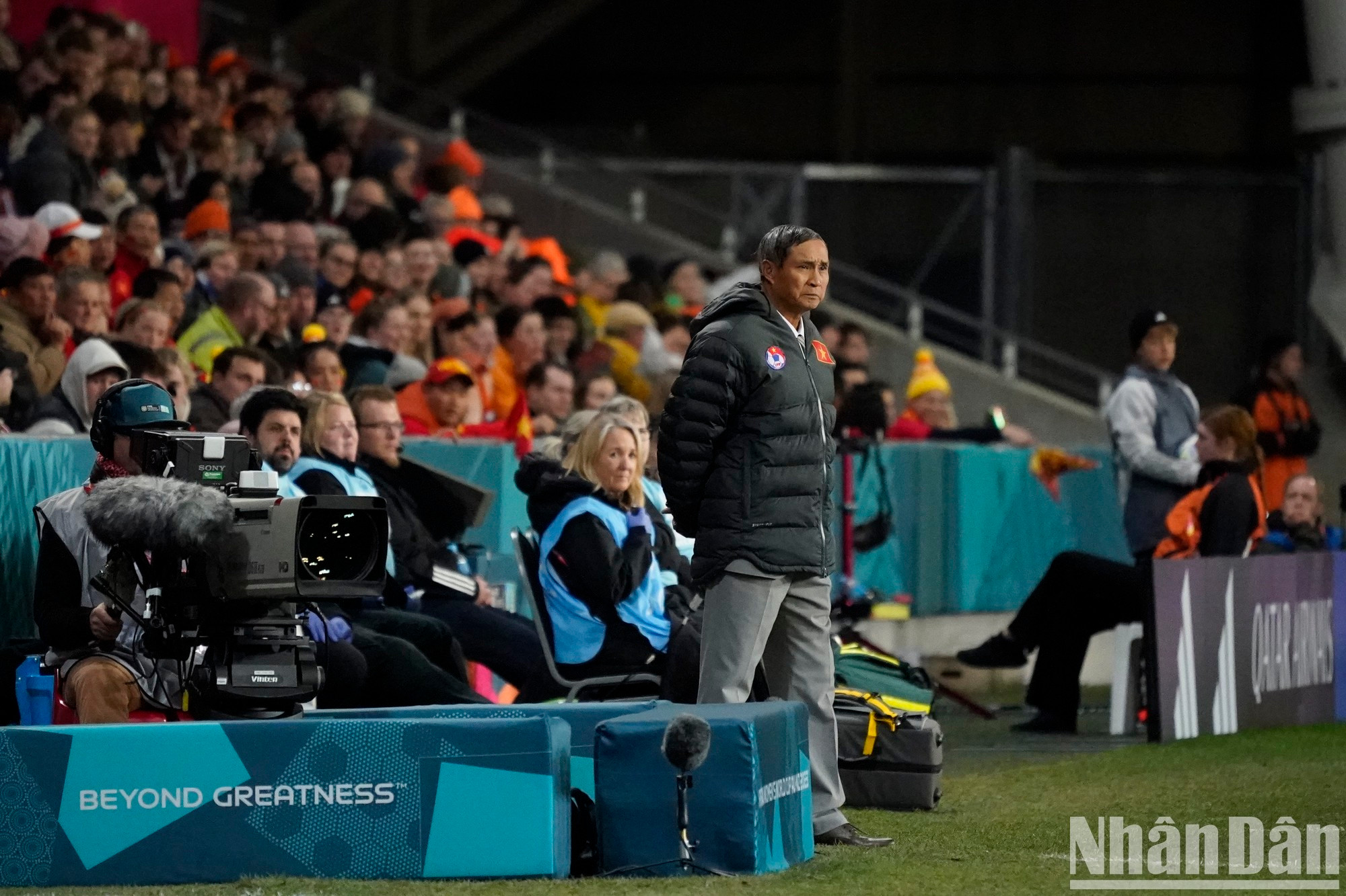 El entrenador Mai Duc Chung observó a sus discípulas desde el costado. El entrenador Mai Duc Chung observó a sus discípulas desde el costado.