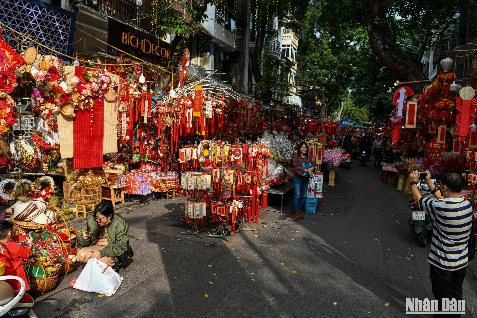 Los colores de la festividad del Tet llenan la calle Hang Ma.