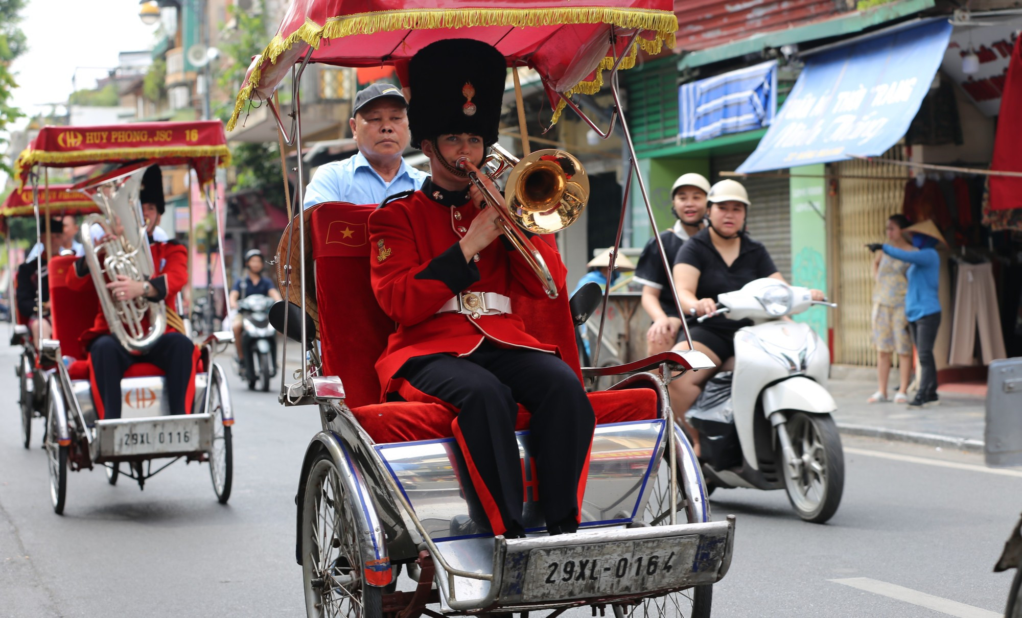 Las melodías vietnamitas familiares interpretadas por la banda interesan a los capitalinos. Las melodías vietnamitas familiares interpretadas por la banda interesan a los capitalinos.