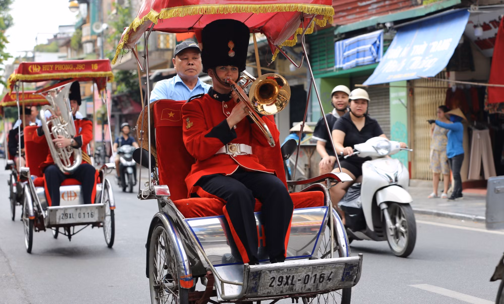 Las melodías vietnamitas familiares interpretadas por la banda interesan a los capitalinos.
