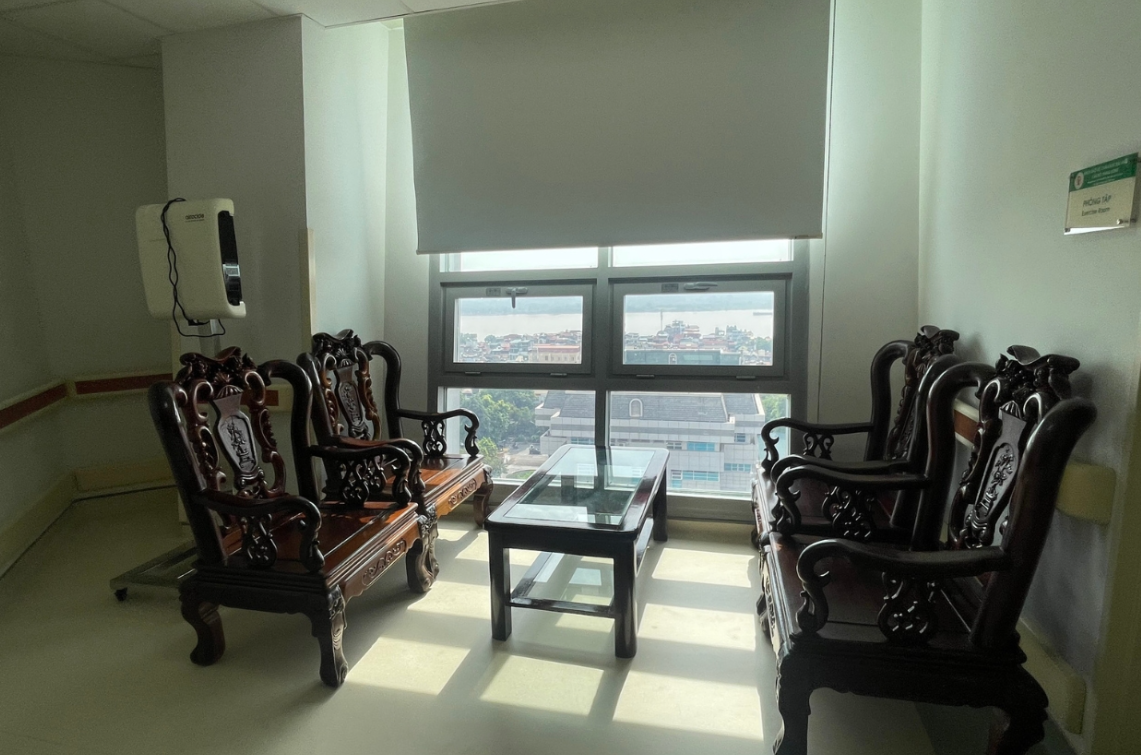 El conjunto de sillas y mesas donde se sentó el secretario general Nguyen Phu Trong con vistas al Río Rojo. El conjunto de sillas y mesas donde se sentó el secretario general Nguyen Phu Trong con vistas al Río Rojo.