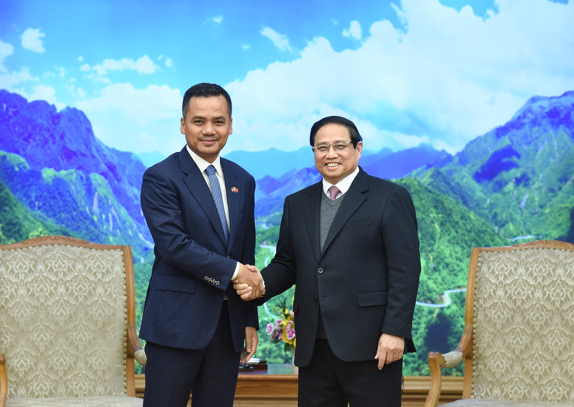 El primer ministro de Vietnam, Pham Minh Chinh, y Sar Sokha, viceprimer ministro y titular de Interior de Camboya.