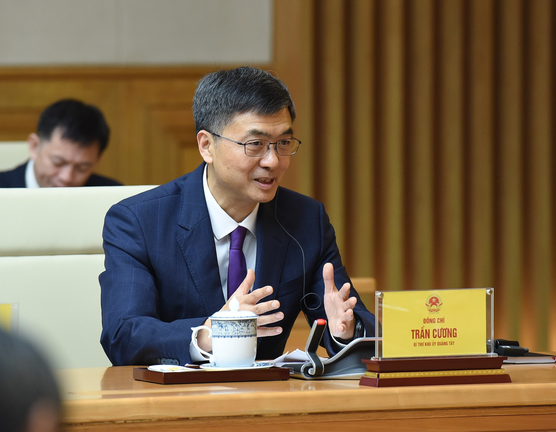 Chen Gang interviene en el evento.