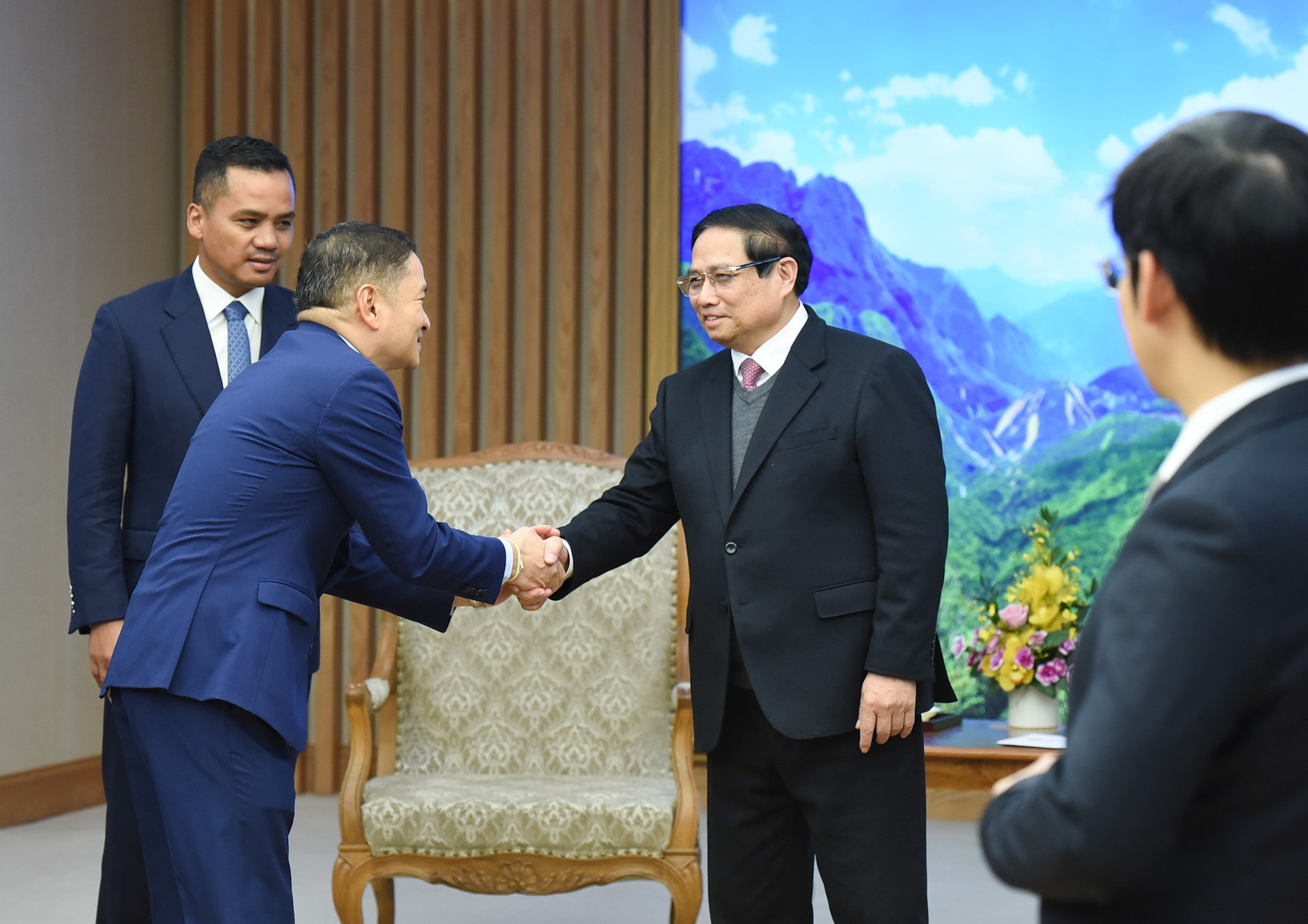 Minh Chinh da la bienvenida a la delegación camboyana.