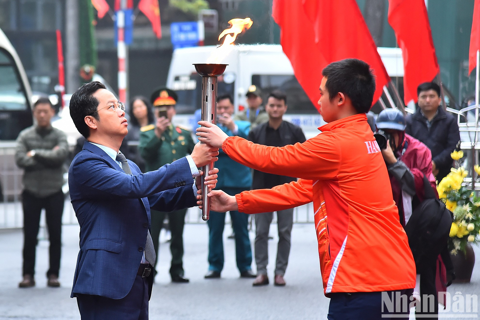 El secretario del Comité partidista de Hoan Kiem, Vu Dang Dinh, recibió la antorcha de manos de los atletas del distrito que tuvieron buen desempeño en el IX Juegos Nacionales de Deportes en 2022. El secretario del Comité partidista de Hoan Kiem, Vu Dang Dinh, recibió la antorcha de manos de los atletas del distrito que tuvieron buen desempeño en el IX Juegos Nacionales de Deportes en 2022.