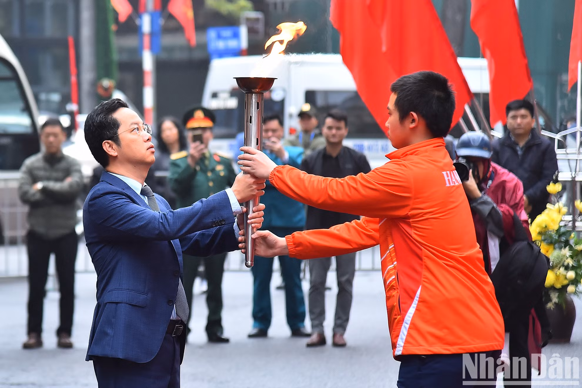 El secretario del Comité partidista de Hoan Kiem, Vu Dang Dinh, recibió la antorcha de manos de los atletas del distrito que tuvieron buen desempeño en el IX Juegos Nacionales de Deportes en 2022. El secretario del Comité partidista de Hoan Kiem, Vu Dang Dinh, recibió la antorcha de manos de los atletas del distrito que tuvieron buen desempeño en el IX Juegos Nacionales de Deportes en 2022.