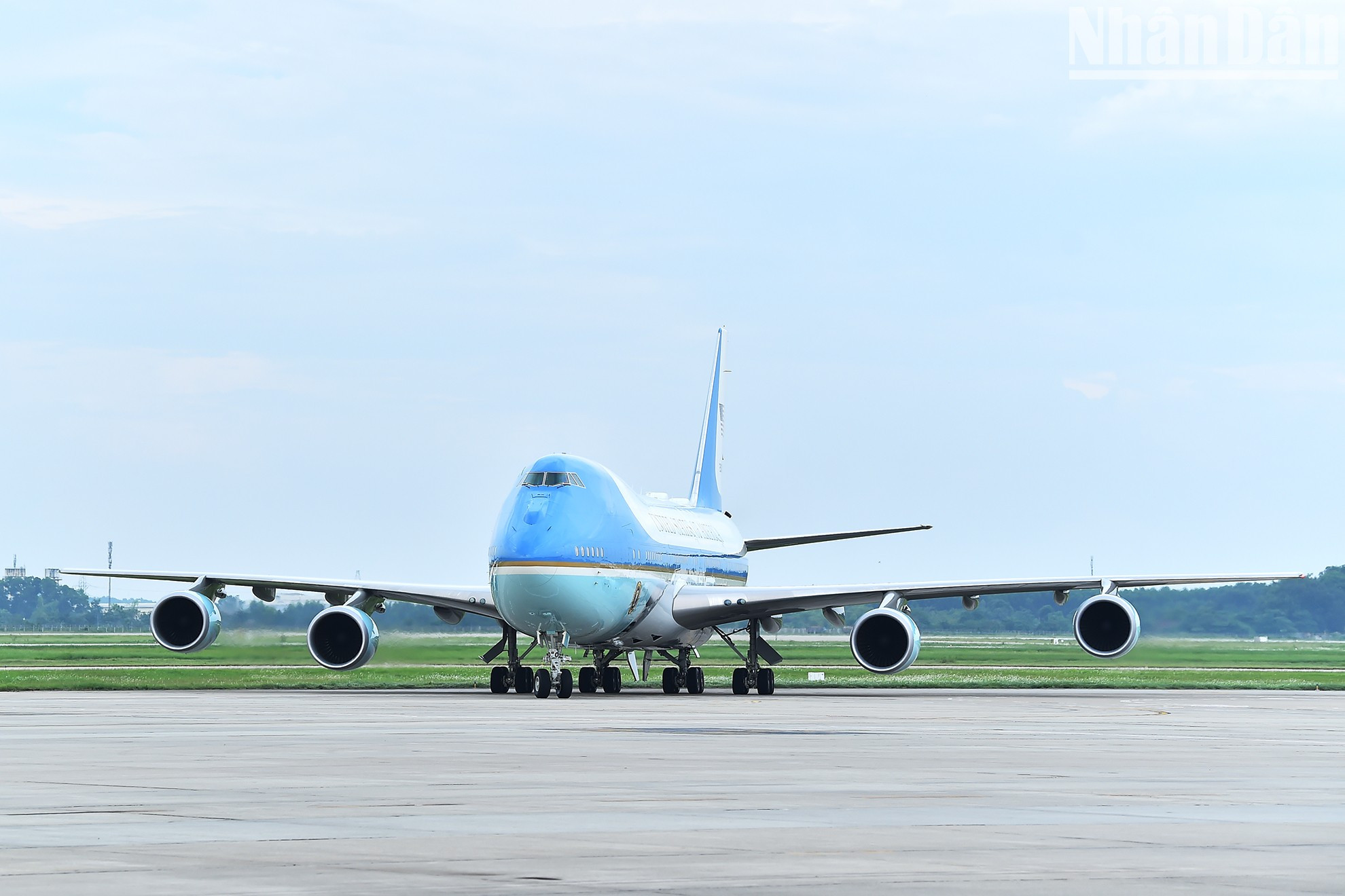 La comitiva incluye el secretario de Estado Antony Blinken; el embajador de Estados Unidos en Vietnam, Marc E. Knapper; el asesor de seguridad nacional, Jake Sullivan; el enviado especial presidencial para el clima, John Kerry; el consejero principal adjunto de Seguridad Nacional, John Finer; el coordinador del consejo de seguridad nacional, Kurt Campbell; y el subsecretario de Estado Daniel Kritenbrink, entre otros.