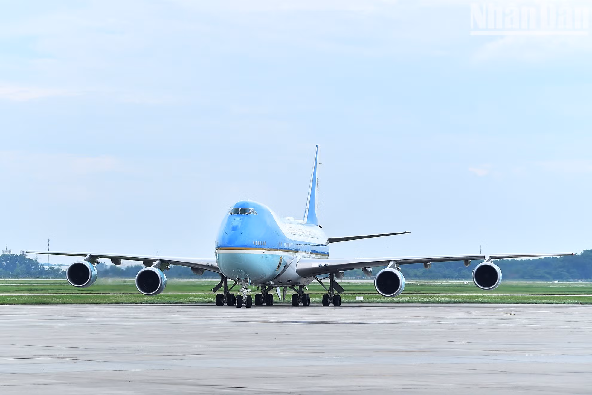 La comitiva incluye el secretario de Estado Antony Blinken; el embajador de Estados Unidos en Vietnam, Marc E. Knapper; el asesor de seguridad nacional, Jake Sullivan; el enviado especial presidencial para el clima, John Kerry; el consejero principal adjunto de Seguridad Nacional, John Finer; el coordinador del consejo de seguridad nacional, Kurt Campbell; y el subsecretario de Estado Daniel Kritenbrink, entre otros.