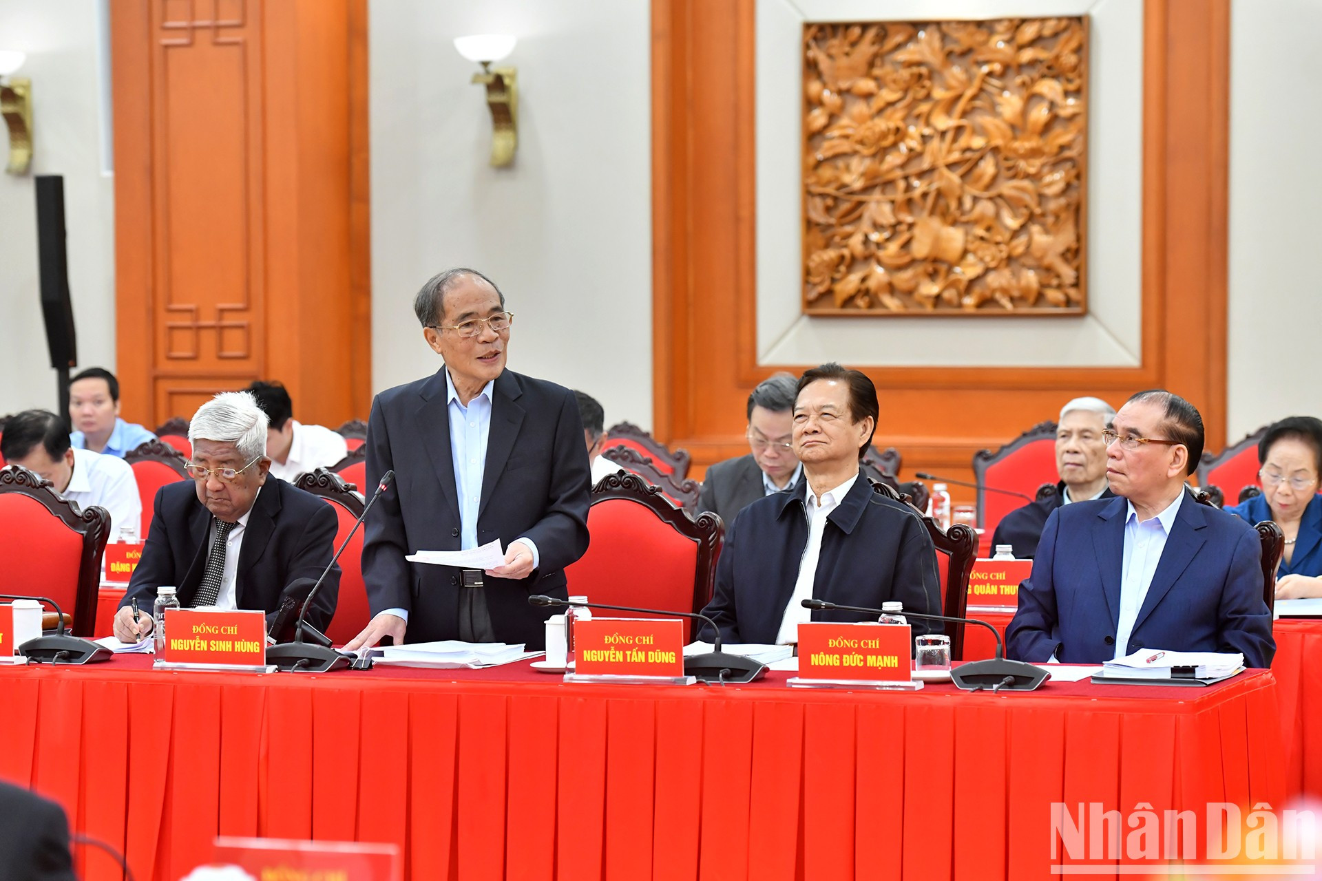 Nguyen Sinh Hung, expresidente de la Asamblea Nacional, expresa sus opiniones. Nguyen Sinh Hung, expresidente de la Asamblea Nacional, expresa sus opiniones.